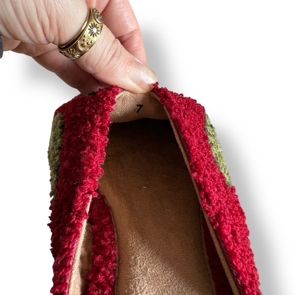 Printfresh Tufted Slippers In Red With Green Trees Size 7 - Picture 7 of 9